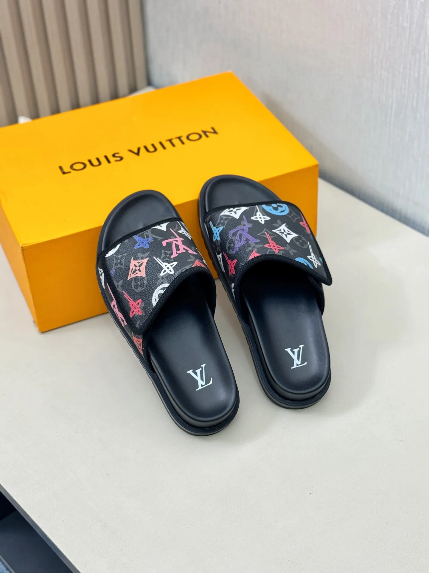 [L Home] P: 340💰Size: 38-45 Top purchasing agent lv men's summer slippers, classic presbyopia with Velcro, soft real leather lining, unique color splicing effect, distinctive personality, fashionable and trendy essential style, light and comfortable. Lightweight and tough rubber insole, micro ridged foam outsole, super comfortable!